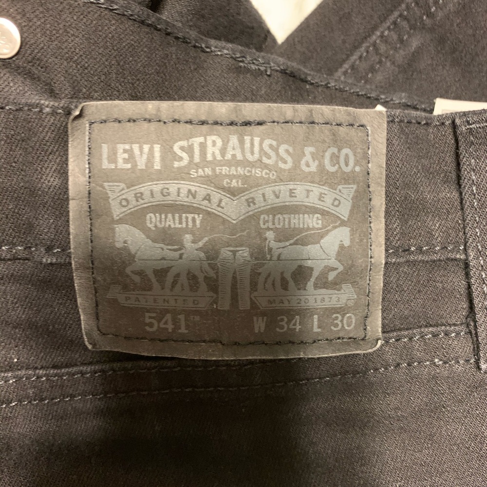 2 pairs Levi men’s black jeans